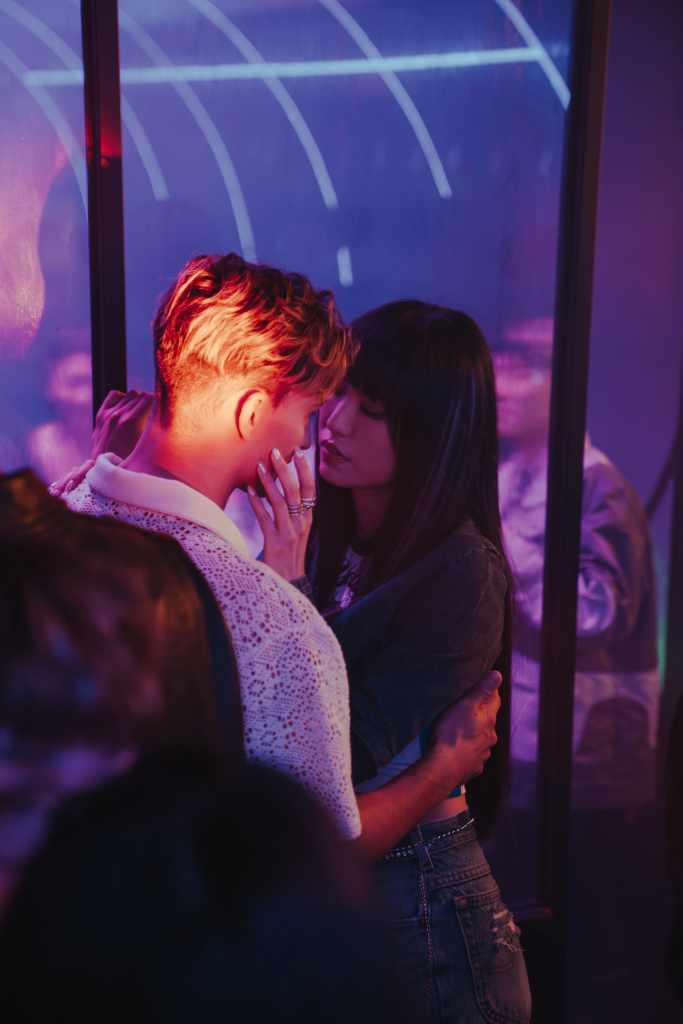 孫盛希在〈Adddicted〉MV中搖變情場玩家