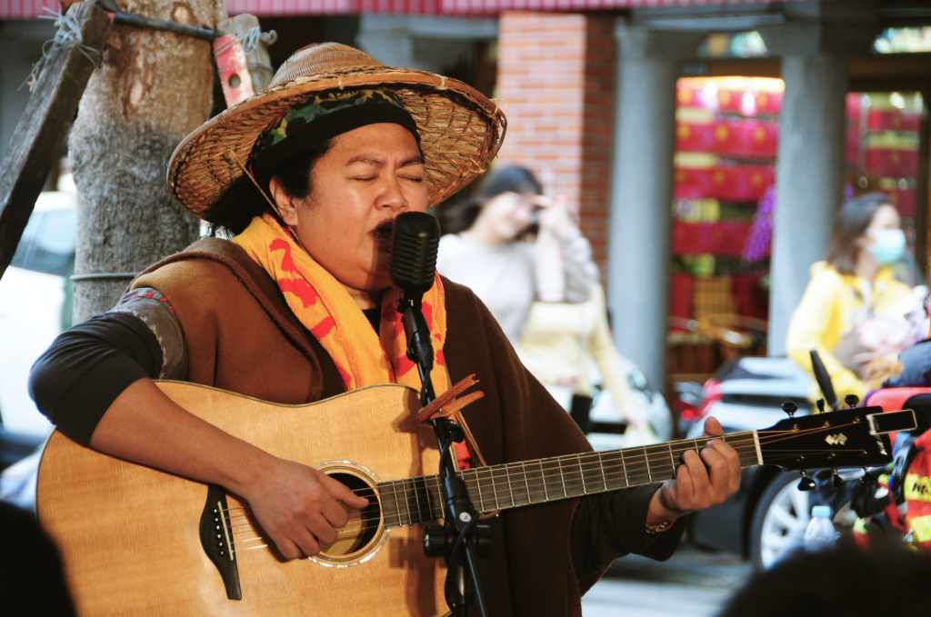 巴奈在低溫中演唱新歌