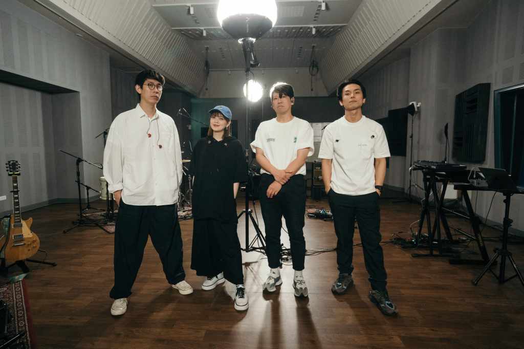 最右為新加入的貝斯手謝佑軒