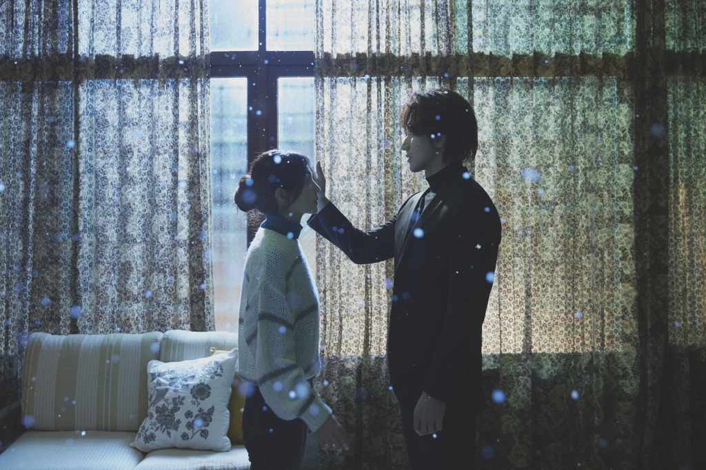 言承旭與Ella深情對戲時飄下浪漫白雪