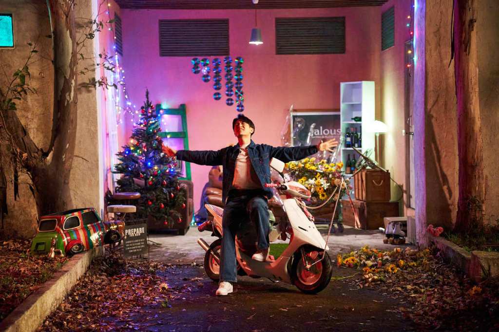 【Sony】韋禮安與百大DJ Oliver Heldens合作〈Out Of Love〉 MV跨時代向三部電影致敬&nbsp;三款不同時期造型演繹經典場面