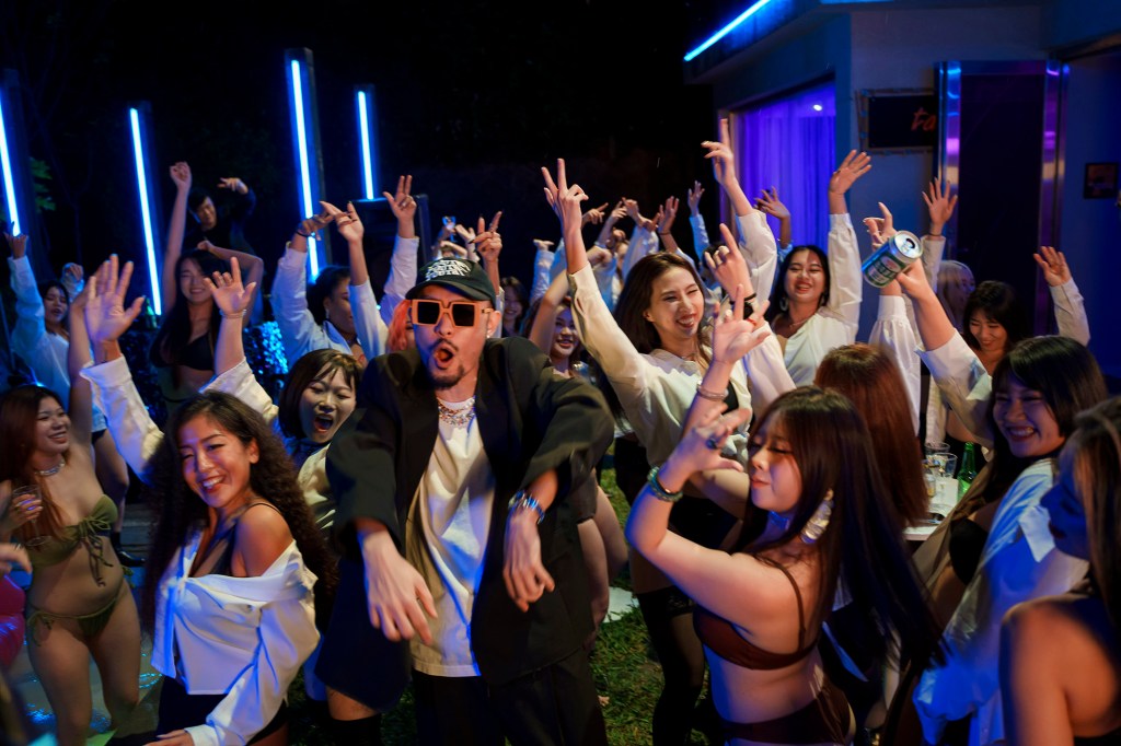 MC HotDog熱狗新曲〈約翰屈伏塔〉(照片提供:本色音樂)