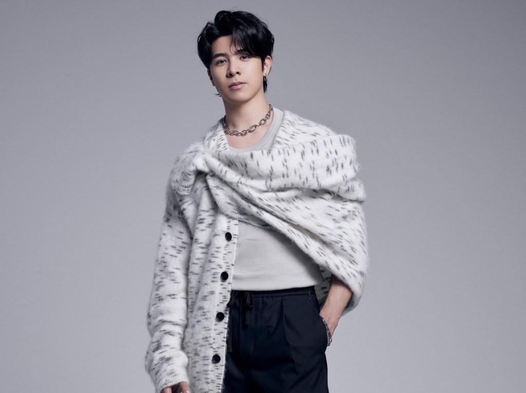 【Sony】人凱首支中西雙語抒情民謠單曲〈出演Protagonista〉 唱出感情結束的遺憾 MV邊彈琴邊唱歌化身「森林情歌王子」