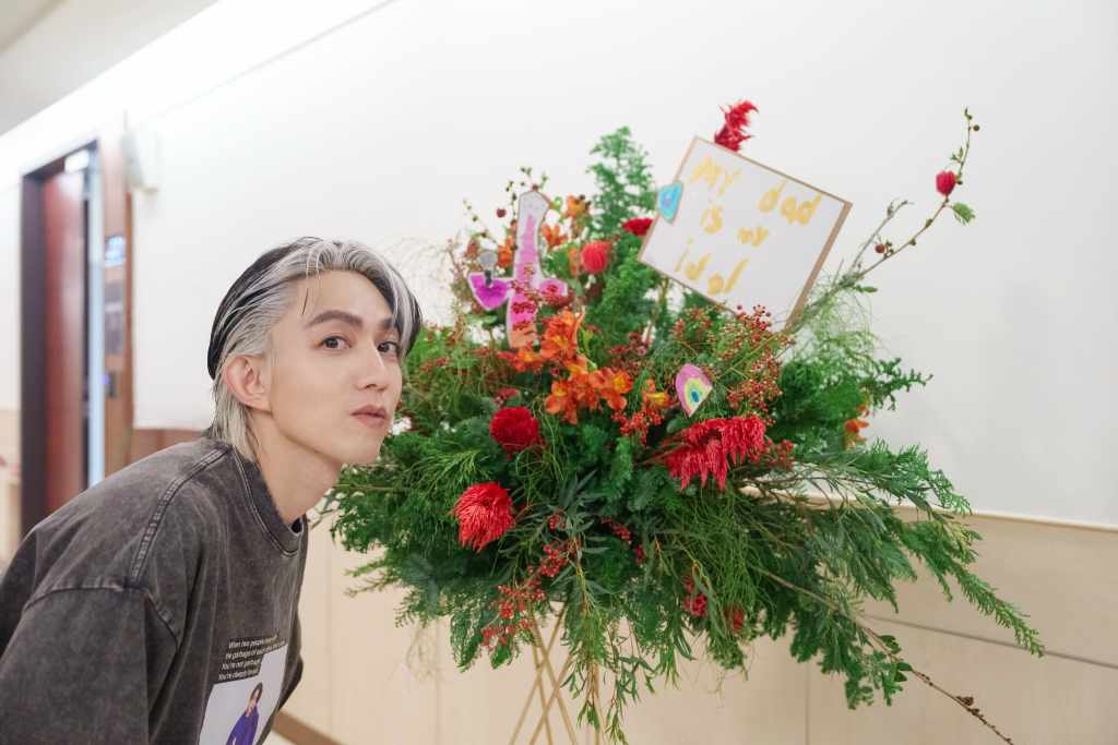 林宥嘉與花籃合照 (照片提供:華研國際)