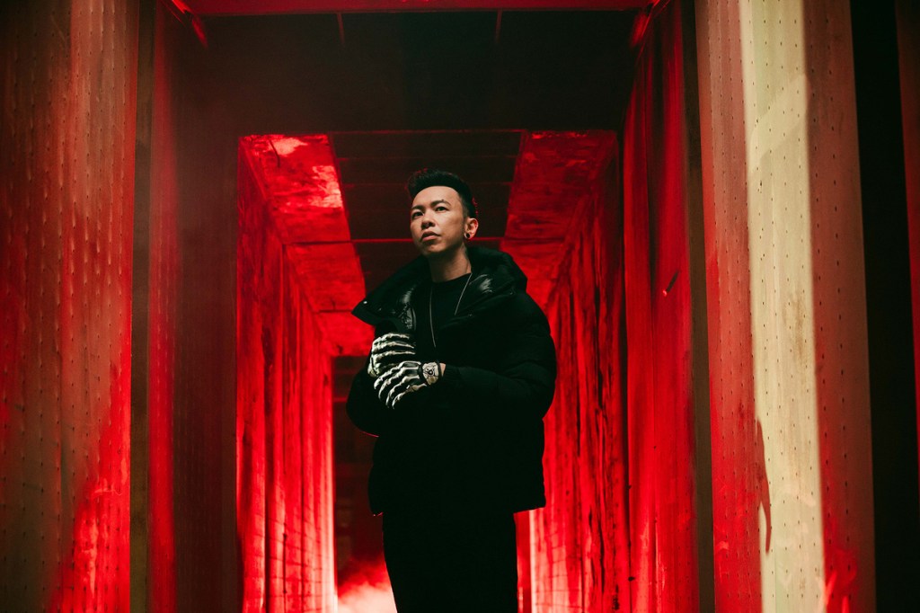 【NEWS】小春Kenzy〈晃落〉草根氣息宣示宮廟文化背景 近百萬煙火齊發 各路兄弟相挺MV拍攝&nbsp;1/5發行《大丈夫》實體專輯