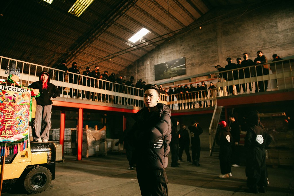 小春Kenzy〈晃落〉MV (照片提供:本色音樂)