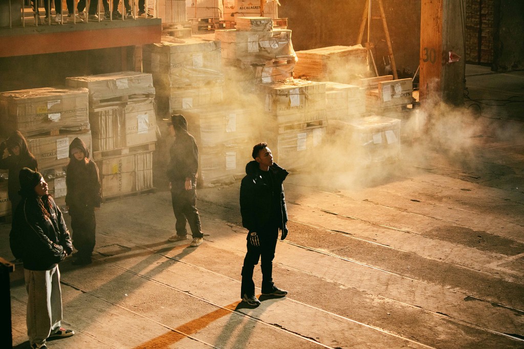 小春Kenzy〈晃落〉MV (照片提供:本色音樂)