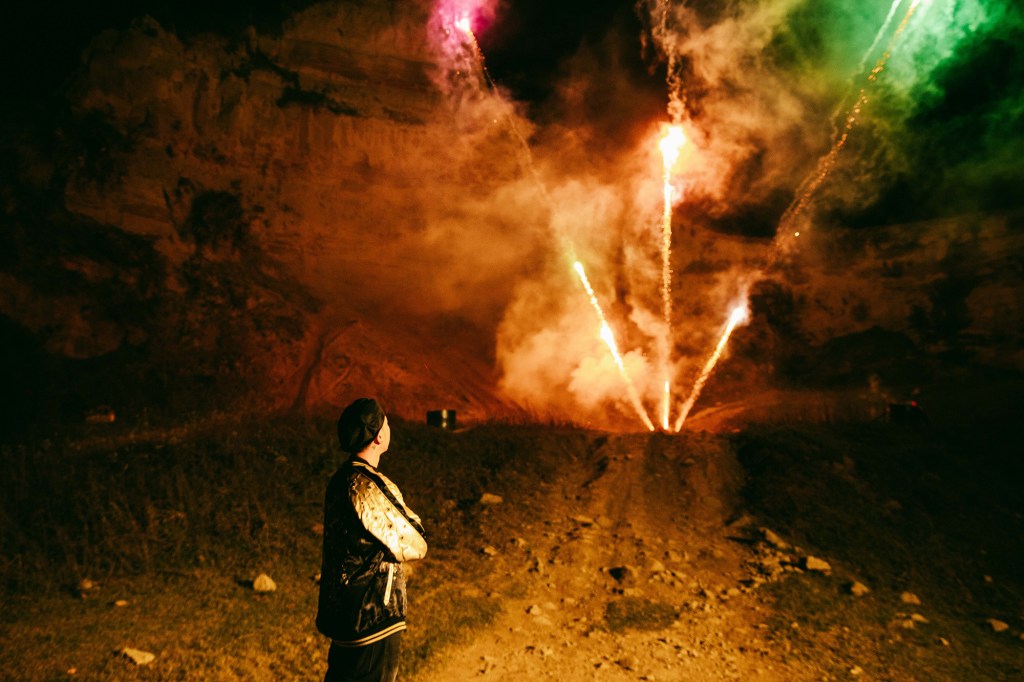 小春Kenzy〈晃落〉MV (照片提供:本色音樂)