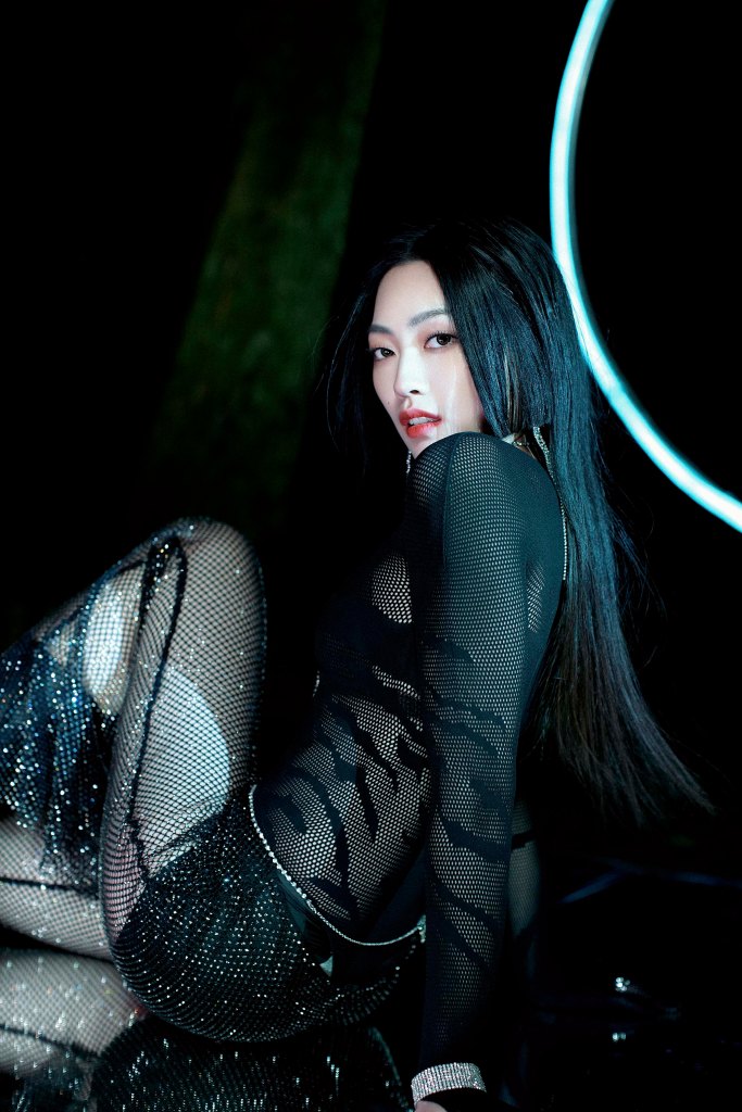 琟娜Verna〈量子幹嘛糾纏〉MV (照片提供:谷優娛樂)