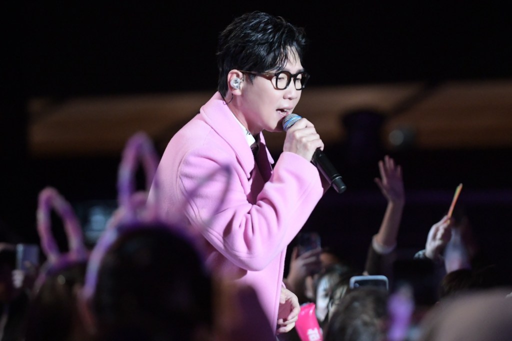 「暖聲情歌王」品冠於31日在「「2023-2024花蓮太平洋觀光節」跨年演唱會演出。（照片提供：三立電視台）