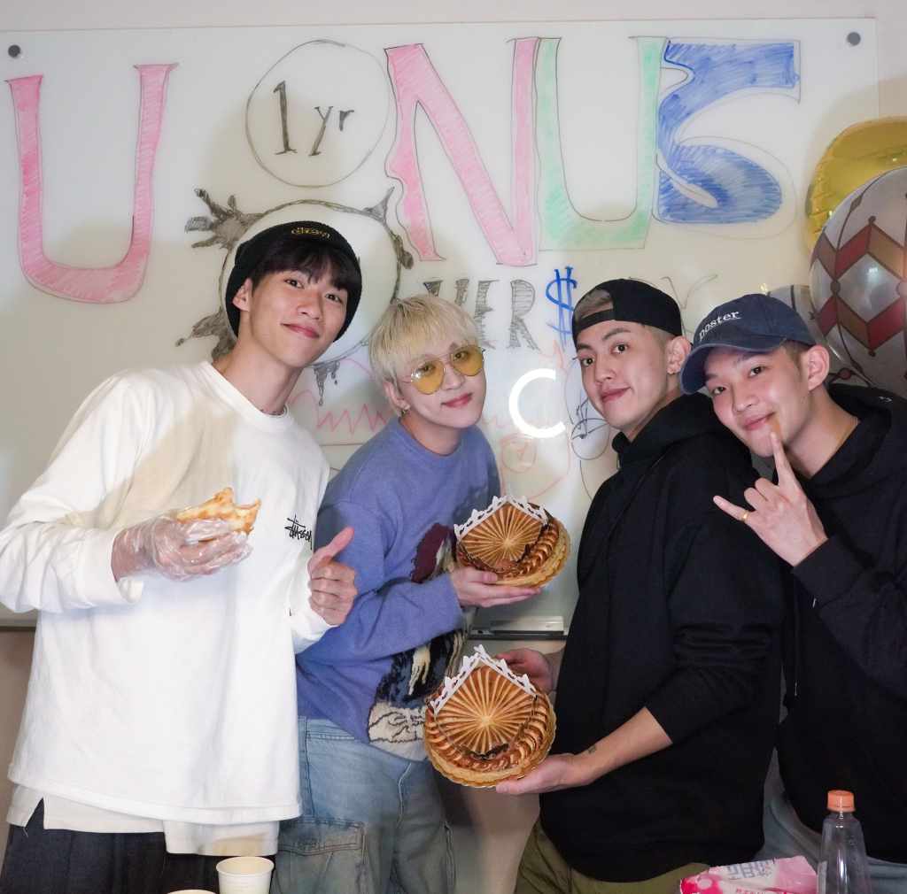 一週年禮物兩個圓派呼應團名的「冒號」符號