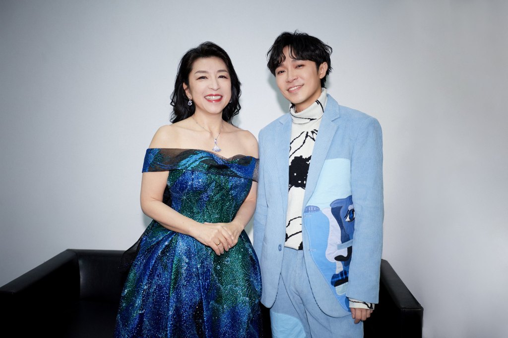 吳青峰與小野麗莎後台合照