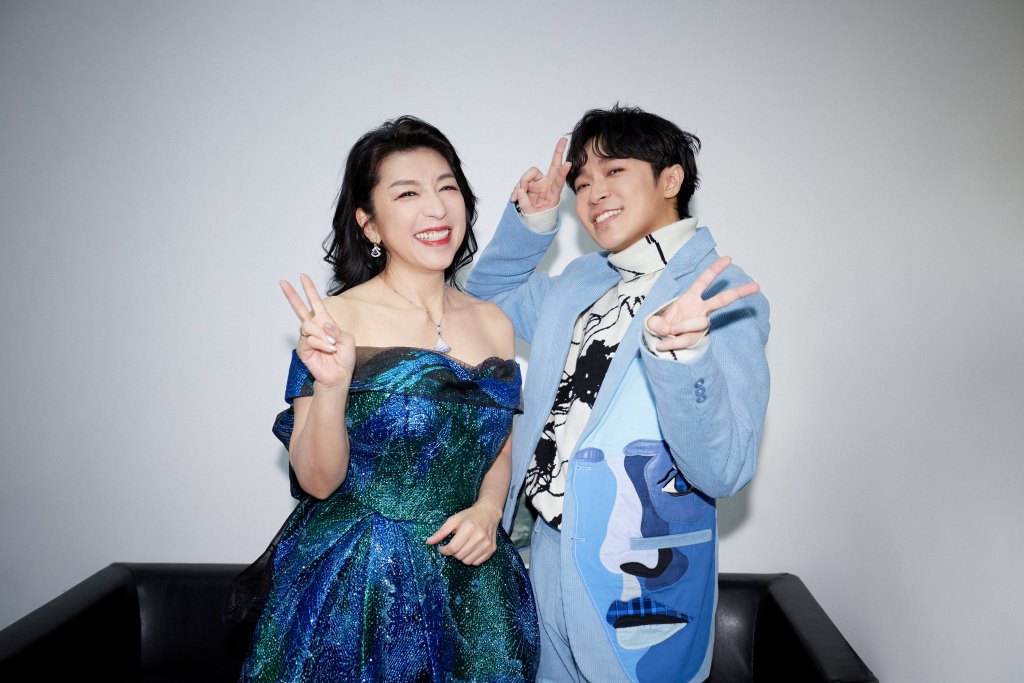 吳青峰與小野麗莎後台合照