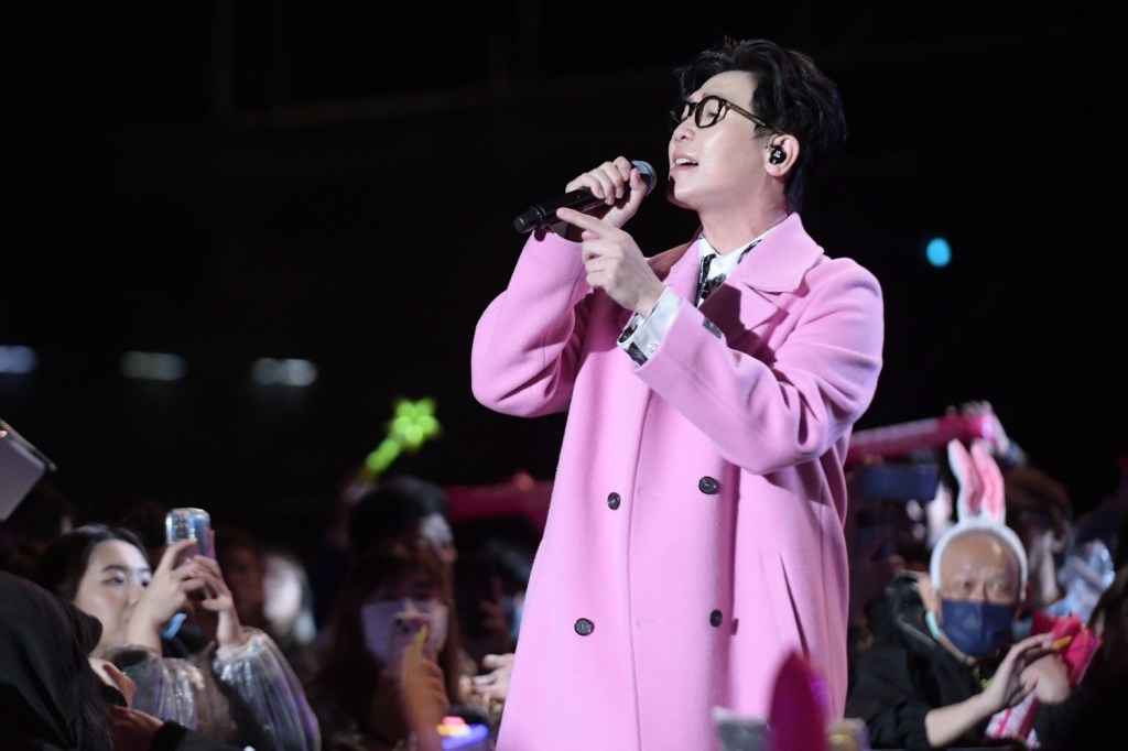 品冠31日在花蓮演唱跨年活動「2023-2024花蓮太平洋觀光節」，現場演唱膾炙人口的經典曲目，台下觀眾們一起開心大合唱（照片提供：三立電視台）