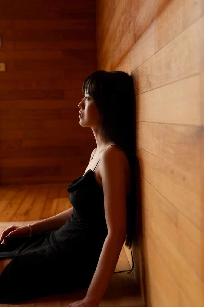 孫盛希和高有翔在〈TMT〉MV裡以「當局者迷，旁觀者清」的旁觀角色參與其中