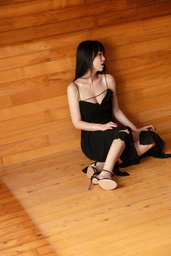 孫盛希在MV中扮說書人勸遠離「有毒關係」