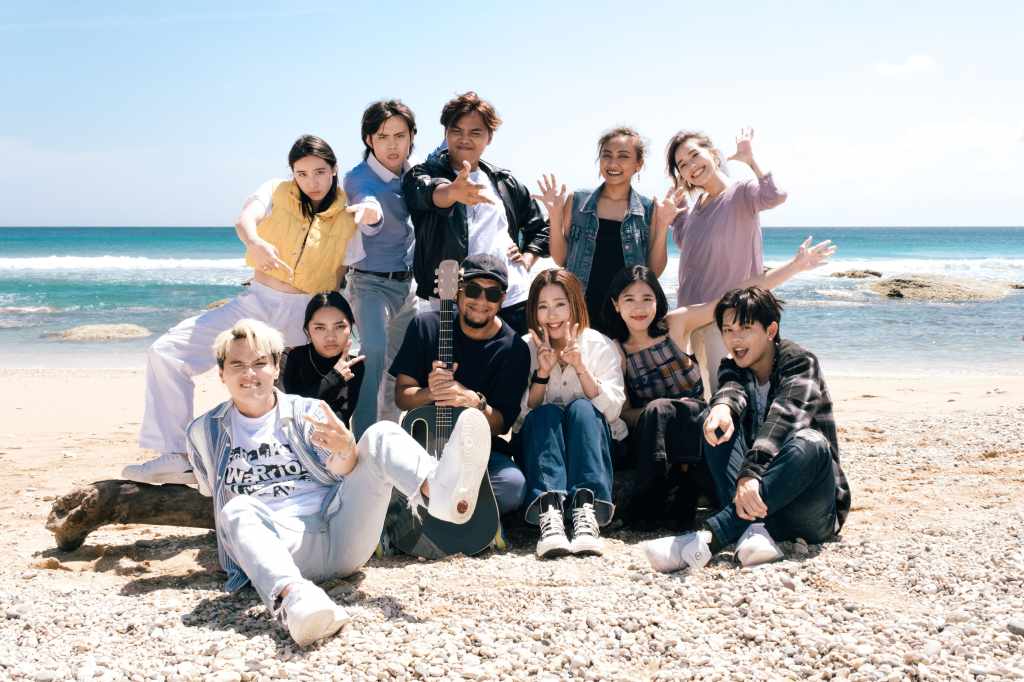 張震嶽和米非與8組音樂新秀，奔墾丁拍《滾石摘星號》主題曲〈等待南風〉MV。上排左到右，Kaį、鄺澤東、薩布洛、何祖伶、葉柔；下排選手左到右，氣氛人-花二銘、Lexa、wann、氣