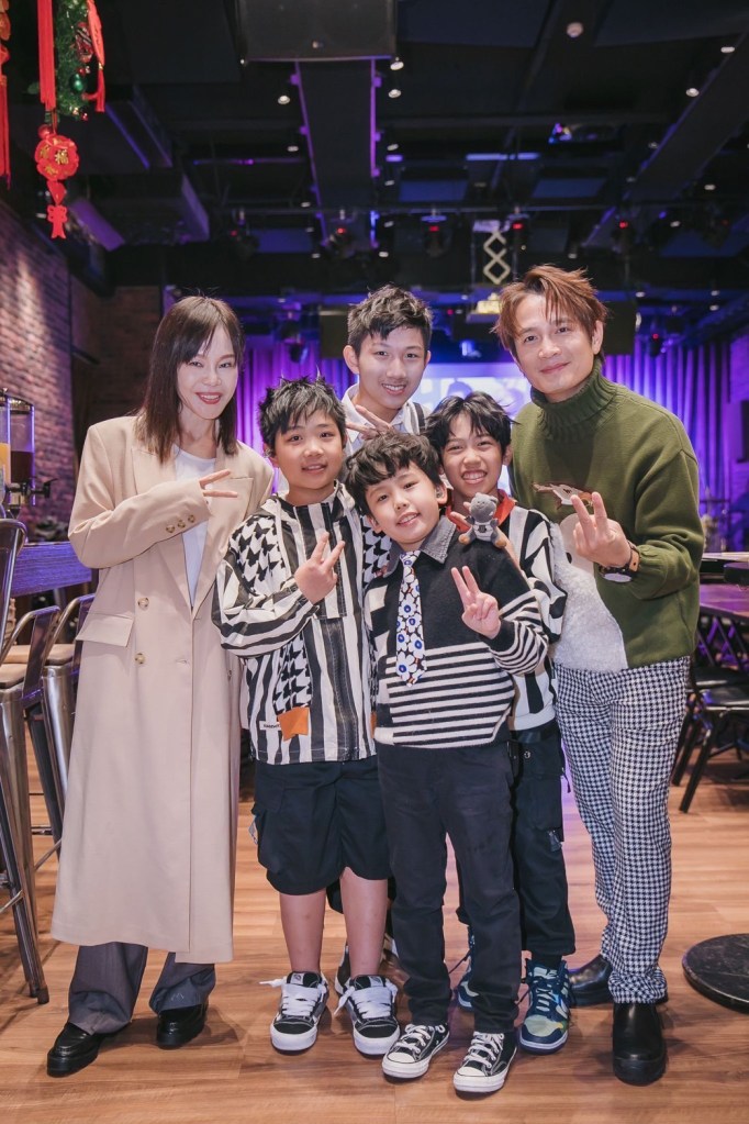 彭佳慧、貝斯手維融、鼓手佑佑、鍵盤手恩恩、主唱子濬、羅文裕