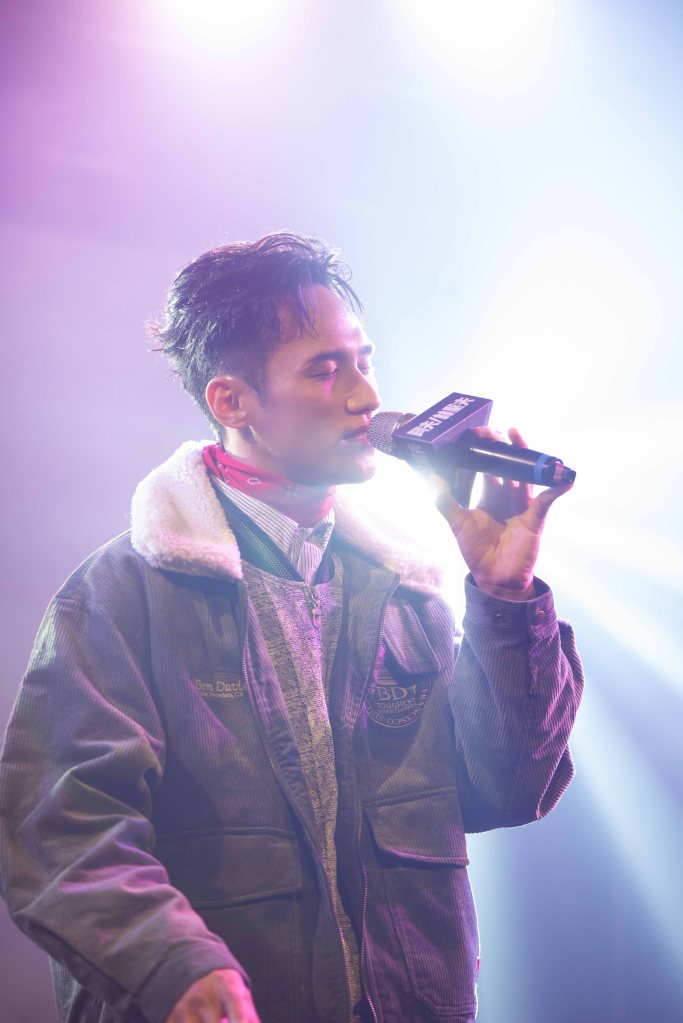 新作一改過往活潑性格，反而改以柔情男子化身「說書人」觀察社會百態的愛情故事