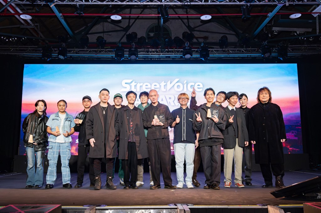 街聲年度音樂趨勢大獎「年度評審團推薦」伍佰與得獎人大合照
