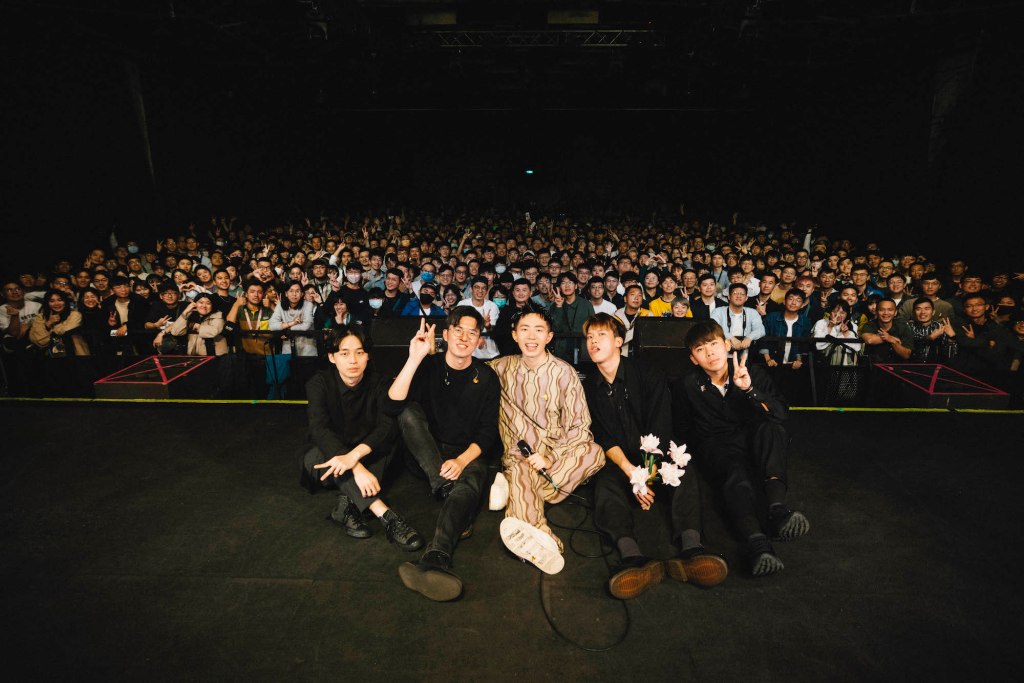 鄭興2024《盆地的邊緣》巡演與樂手合唱 (照片提供:好的秋工作室)
