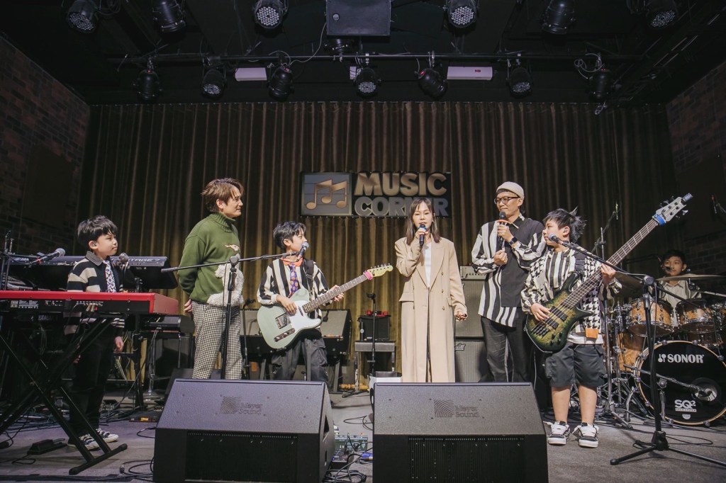 鍵盤手恩恩、羅文裕、主唱子濬、彭佳慧、主持人、貝斯手維融、鼓手佑佑