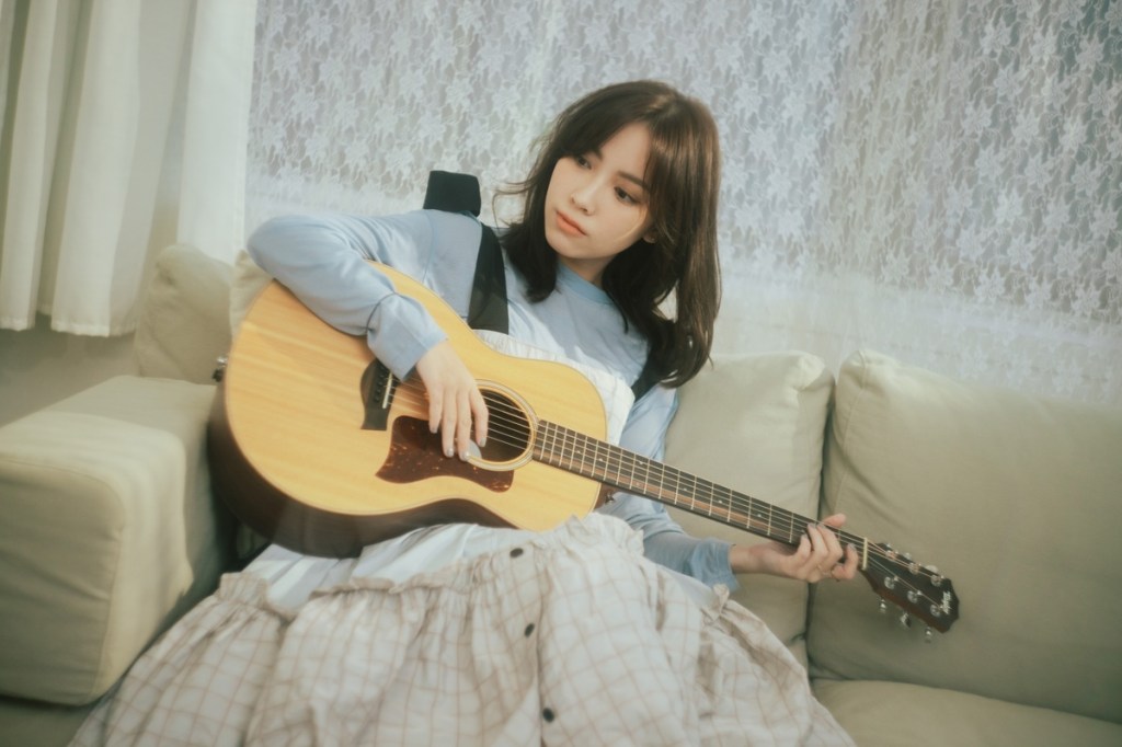 【Lf】陳佩賢首次出輯衝出好成績 《I Am》KKBOX專輯週榜奪冠 主打歌〈21〉MV點閱破百萬&nbsp;實體專輯即將發行