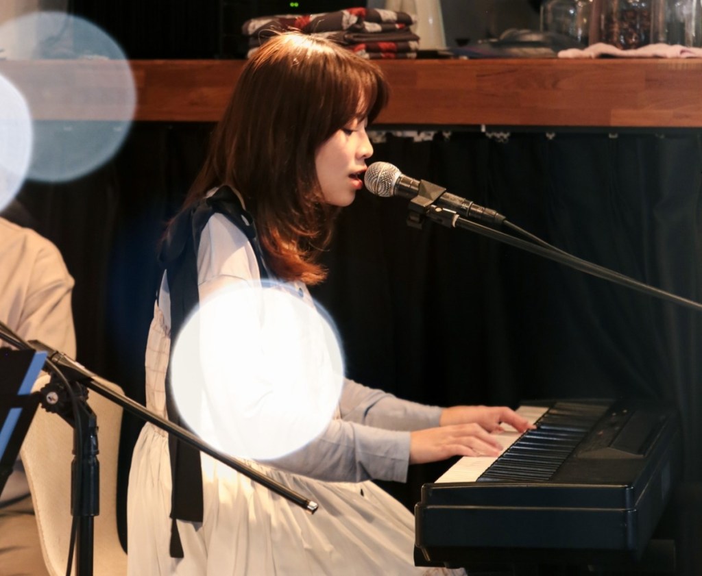 【Lf】陳佩賢女巫店展開全台巡迴首站 一口氣獻唱首張專輯《I Am》全部歌曲 並邀師弟陳宇祥吉他彈唱演出〈懸空〉