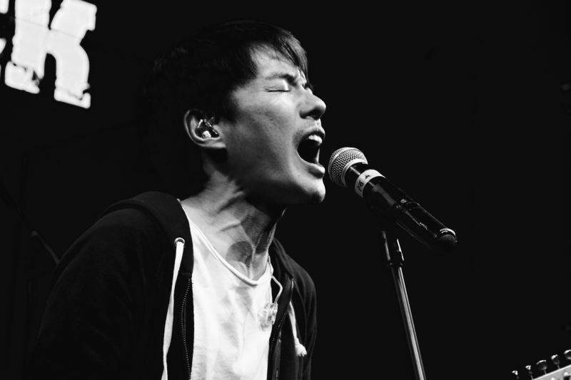 【NEWS】四分衛阿山散文創作《荒路夜歌》 記錄29個城市巡迴風景 守夜人秦旭章、脫拉庫張國璽齊力推薦 隨書附主題曲 