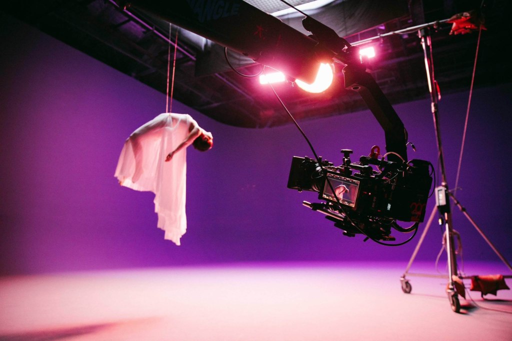 陳芳語〈自己愛情自己愛〉MV拍攝畫面 (照片提供:華風數位)