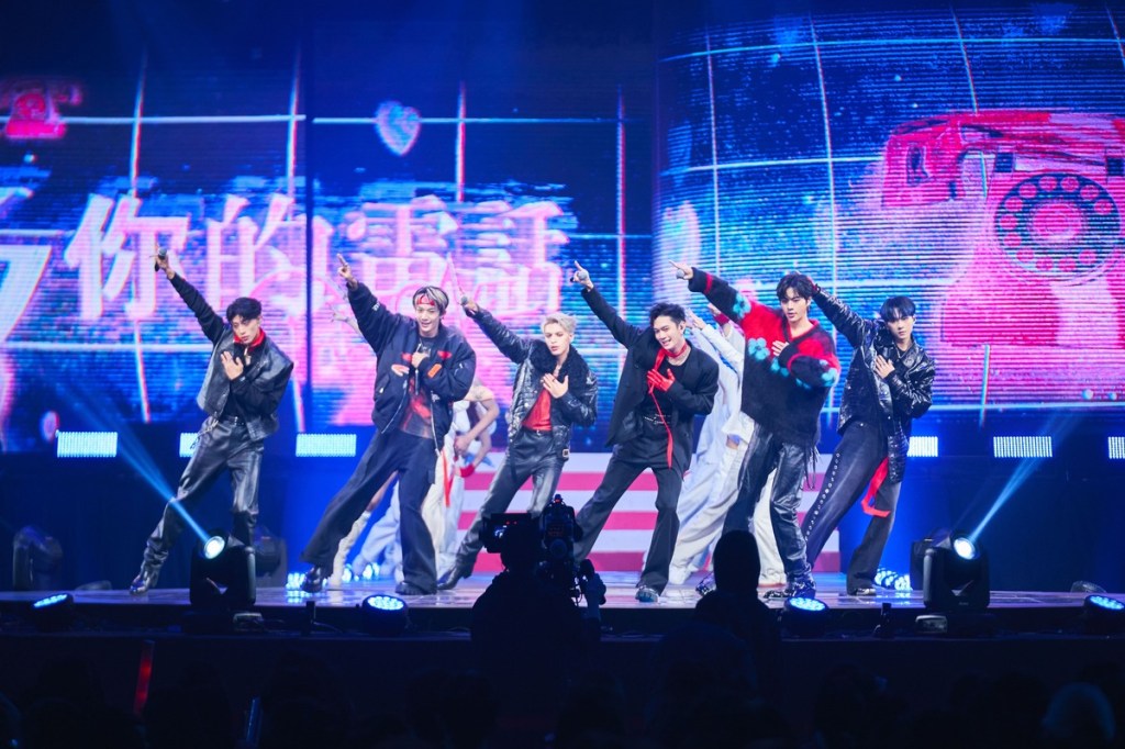 【Sony】Ozone帥氣黑紅造型再登台視「紅白」舞台 帶來〈Young Blood〉與〈你的電話〉&nbsp;重新編曲並加入全新舞蹈段落