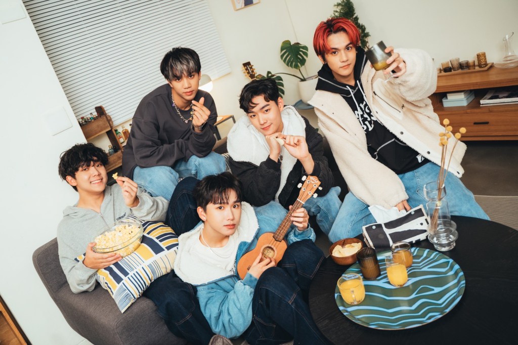 AcQUA源少年成員們這次首次挑戰演唱抒情搖滾曲風歌曲，前排黃莑茗、後排左起：林毓家、李秉諭、須弘道、盧佾暘