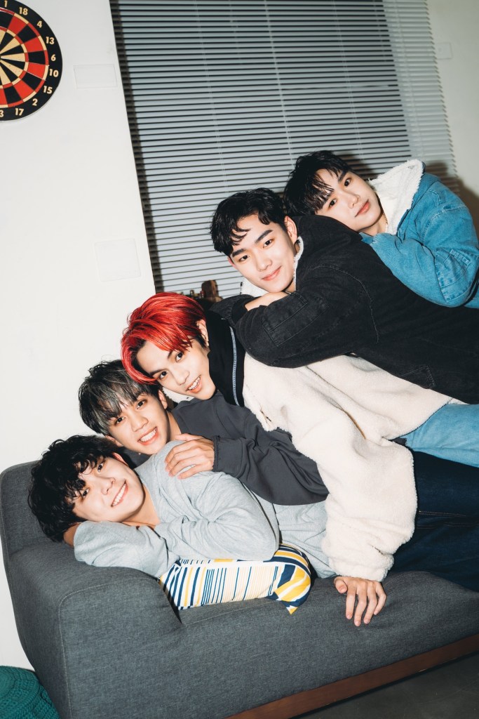 《You Are The Reason》單曲傳達出感謝團員團結合作、感謝海星們一路陪伴，圖片最下方起：林毓家、李秉諭、盧佾暘、須弘道、黃莑茗