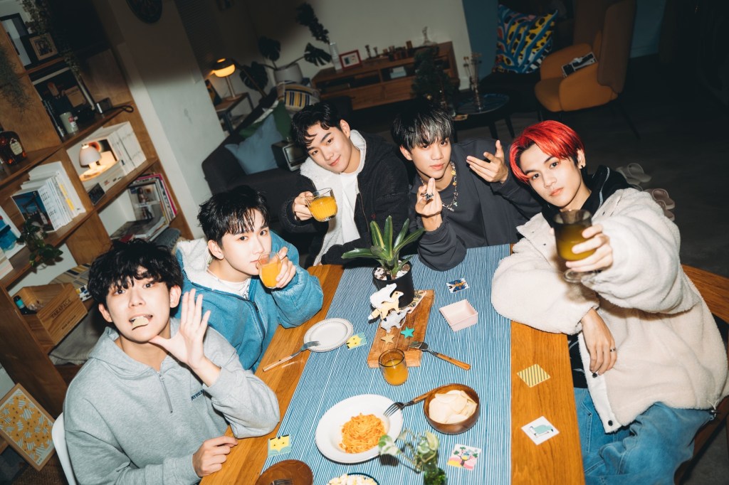 「潛力超能量青春男團」AcQUA源少年於19日推出暖心守候單曲《You Are The Reason》，左起：林毓家、黃莑茗、須弘道、李秉諭、盧佾暘