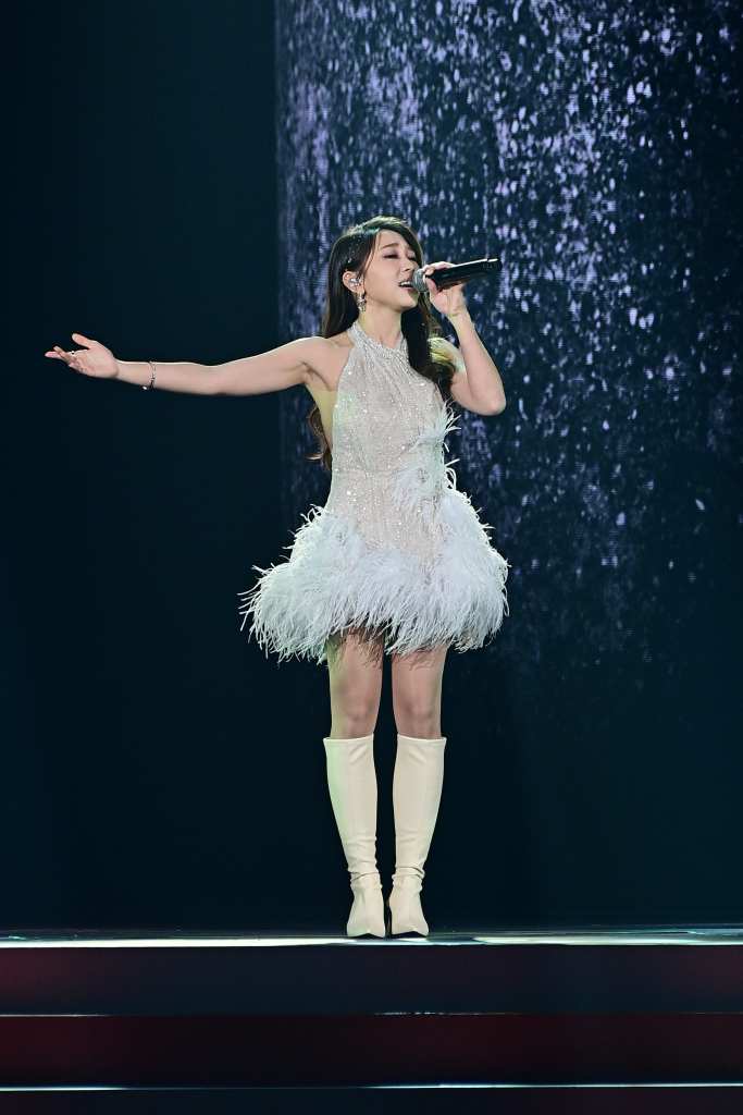 艾薇化身白紗芭比登紅白大舞台