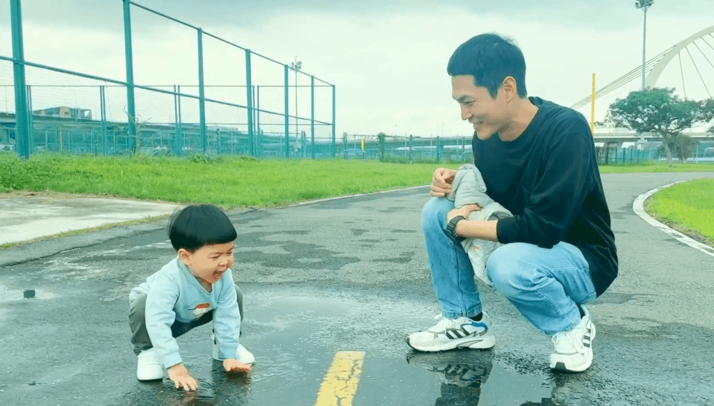 宇宙人阿奎與兒子小虎一起「復刻」〈一起去跑步〉片段,笑兒子玩水最開心