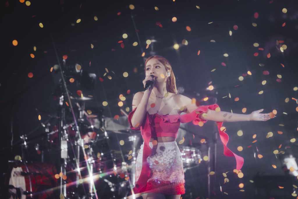 仙氣逼人的犬青在《宇宙的有趣》演唱會著粉色漸層亮片短裙