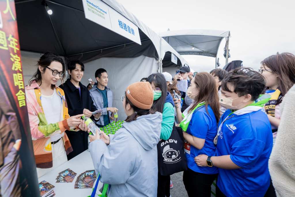 宇宙人為跑者準備「宇宙能量水」加油打氣