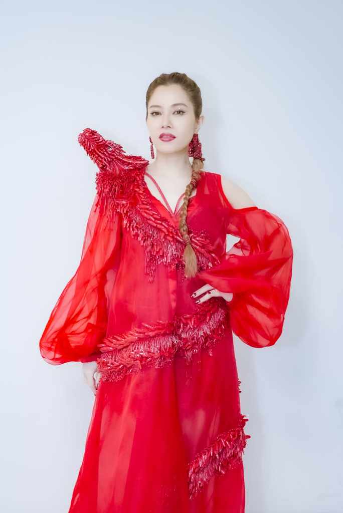 徐懷鈺紅白舞台化身「龍母」拜年。（滾石唱片提供）