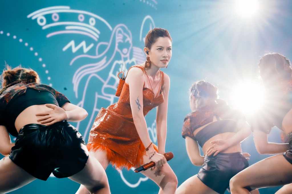 徐懷鈺紅白舞台演出。（滾石唱片提供）