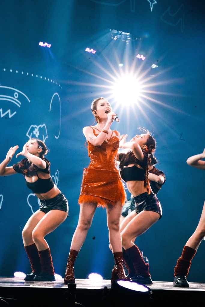 徐懷鈺高唱經典串燒組曲。（滾石唱片提供）