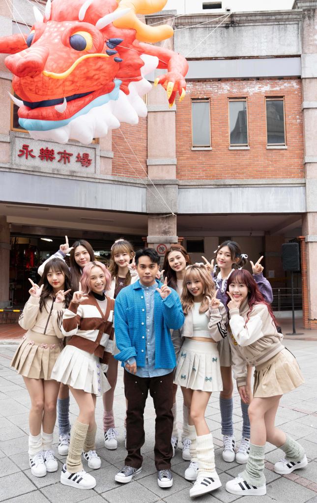 邱軍與PINK FUN到年貨大街合作開唱