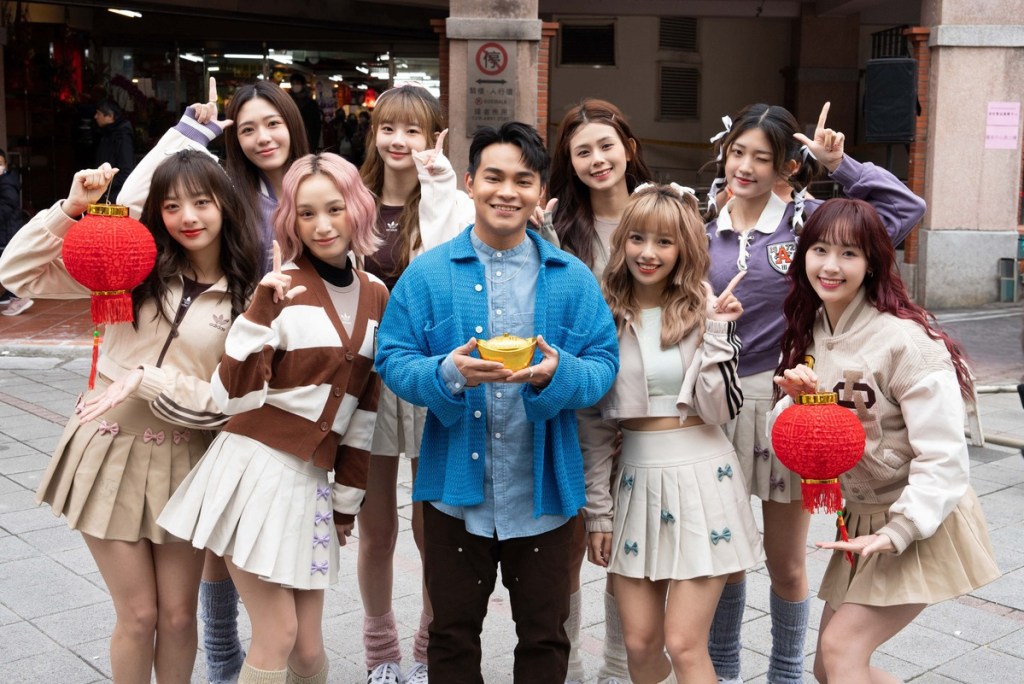 【Sony】邱軍迪化街年貨大街演唱宣傳 並與PINK FUN將〈Oh! My Oh! My〉改編成過年版〈All 買All買〉&nbsp;首張專輯2/23正式發行