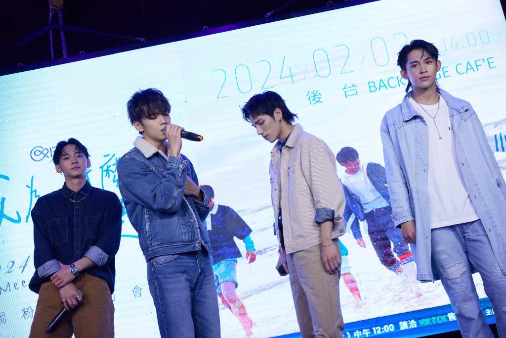 陳治廷(右起)與黃威任、YY邱勝揚、陳子輇深情演唱新歌