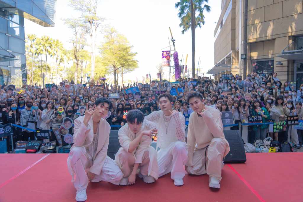 高雄場簽唱會。左到右，蔡承祐、吳昱廷、高胥崴、高有翔