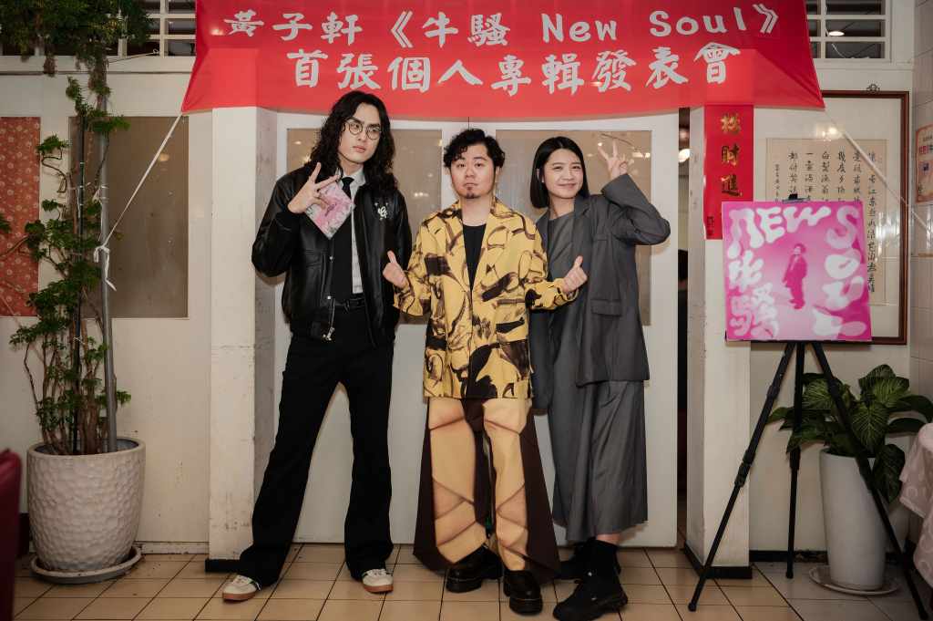 黃子軒(中)邀請新生代歌手The Crane (左) 以及黃宇寒 (右)參與專輯製作