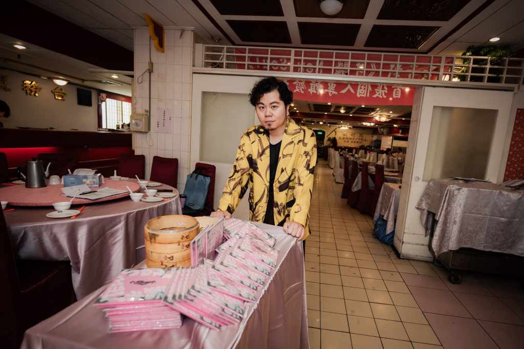 黃子軒推著擺滿新專輯的飲茶推車進場