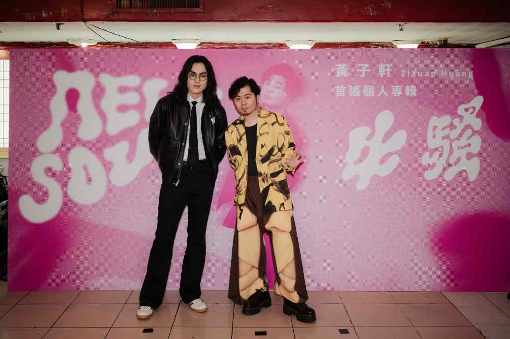 黃子軒與〈飲茶一事〉製作人 The Crane 鶴 (左)