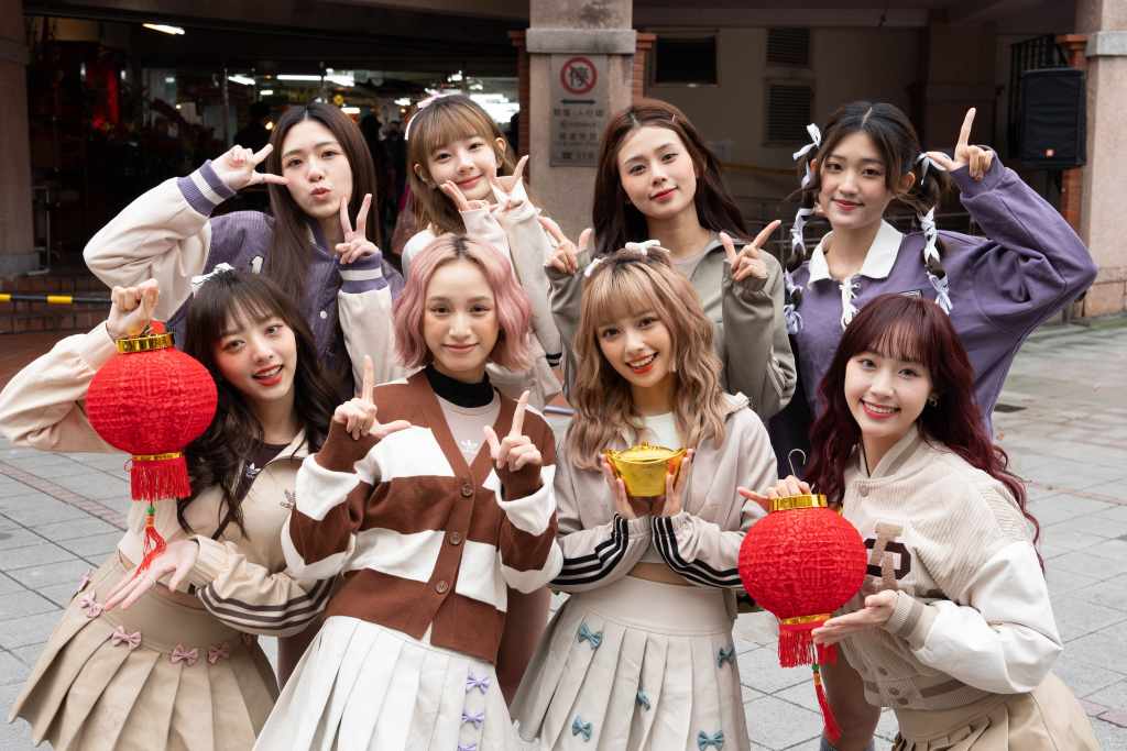 PINK FUN到年貨大街開唱宣傳