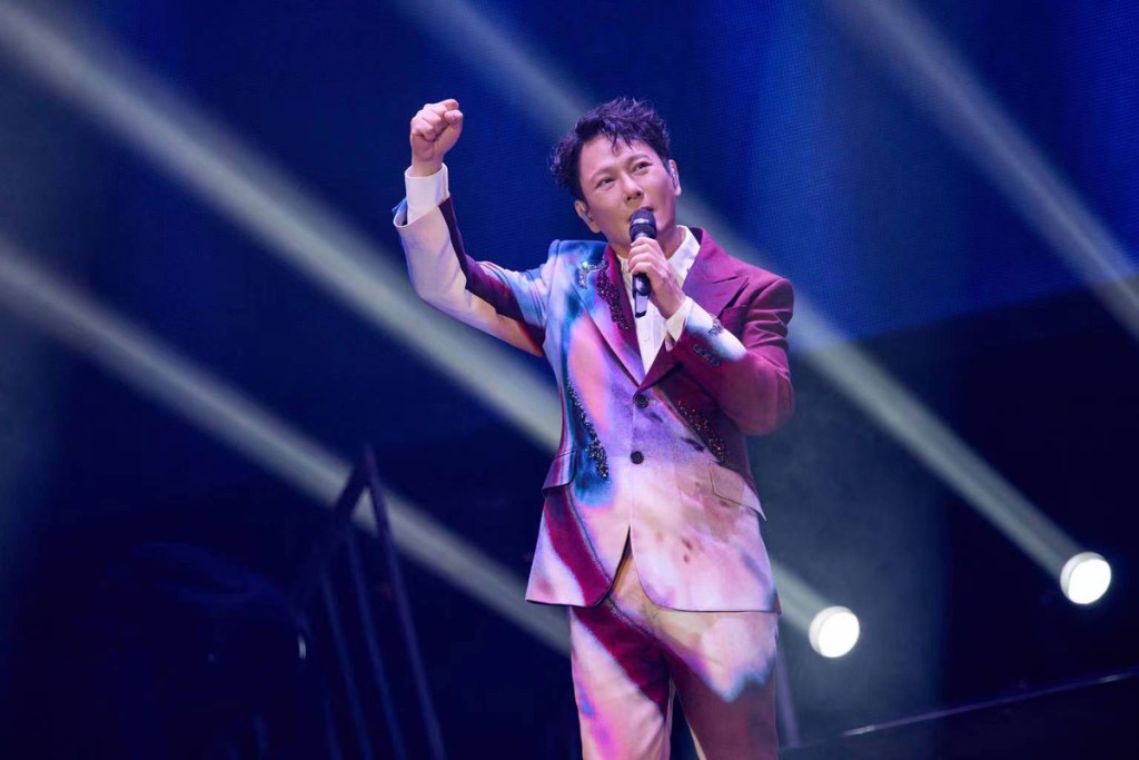 【NEWS】張信哲2/18以首位華人歌手之姿 站上杜拜媒體城開唱 《未來式∞世界巡迴演唱會》巨幅廣告營造出重量級氣勢